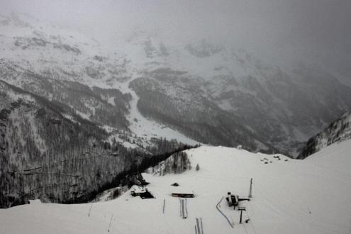 Cloudy skies over the snow-covered slopes of the Monte Rosa ski area in Italy – Weather to ski – Snow report, 29 March 2024