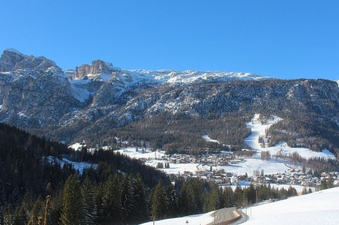 Clear blue skies above the snow-covered valley in San Cassiano, Italy – Weather to ski – Snow forecast, 28 November 2025