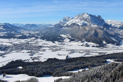 Blue skies above the snow-covered mountainside in St Johann in Tirol, Austria – Weather to ski – Snow forecast, 28 November 2025