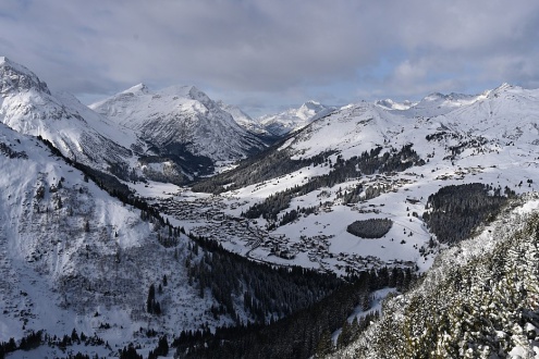 Panoramic view of the mountains and valley in Lech, Austria – Weather to ski – Snow report, 13 February 2026