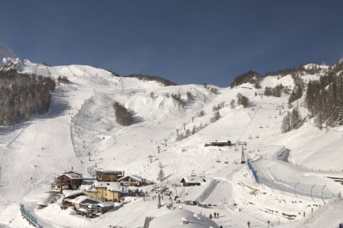 Blue skies over the snow-covered ski slopes in Courmayeur, Italy – Weather to ski – Snow report, 13 February 2026