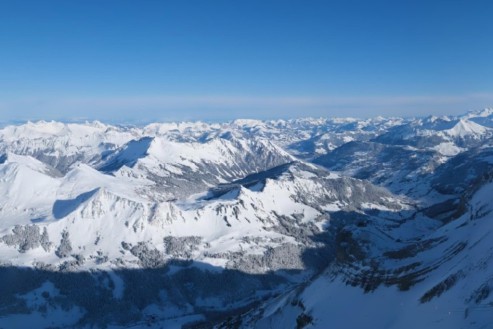 Blue skies over the mountains at Glacier 3000, Switzerland – Weather to ski – Snow report, 13 February 2026