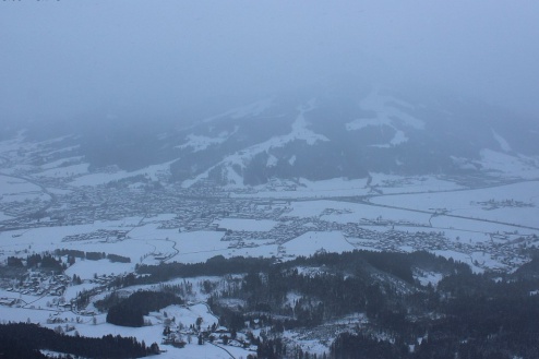 Light snow falling over the snow-covered mountainside in St Johann in Tirol, Austria – Weather to ski – Snow forecast, 8 January 2026