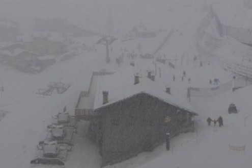 Heavy snow falling on the snow-topped buildings and ski slopes in Courmayeur, Italy – Weather to ski – Snow forecast, 8 January 2026
