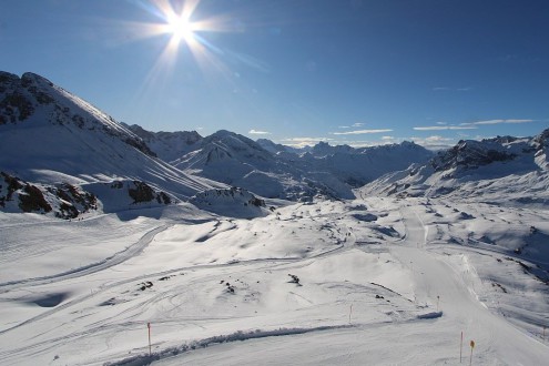 Blue skies above the snow-covered ski slopes of Lech, Austria – Weather to ski – Snow forecast, 23 January 2026