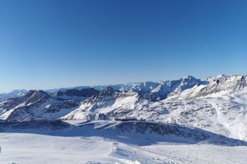 Deep blue skies and snowy mountain scenery above the Mölltal glacier, Austria – Weather to ski – Snow forecast 14 January 2022