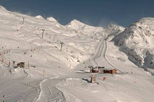View of snowy pistes with blue skies with ski lifts in Alpe d’Huez, France – Weather to ski – Snow forecast, 14 January 2022