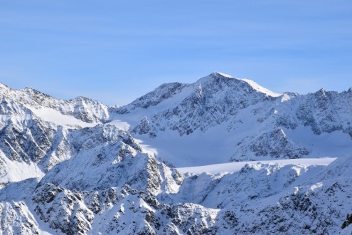 Hazy blue skies over snowy panoramic mountain view over the Kaunertal glacier in Austria – Weather to ski – Snow forecast, 28 January 2022