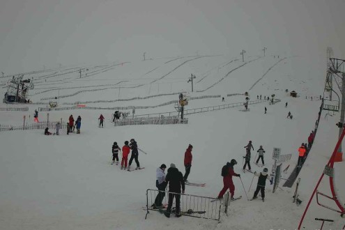Skiers on the ski slopes in the Lecht in Scotland – Weather to ski – Snow report, 9 January 2026