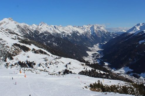 Blue skies over the snow-covered ski slopes, mountains and valley in St Anton, Austria – Weather to ski – Snow report, 5 February 2026