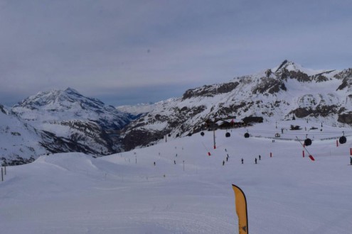 Cloud forming over the snow-covered ski slopes in Val d’Isère, France – Weather to ski – Snow report, 5 February 2026