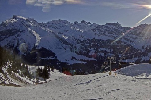 Fair weather over the snow-covered pistes in Engelberg, Switzerland – Weather to ski – Snow report, 5 February 2026