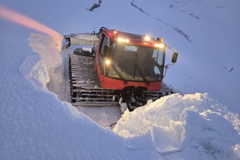 Snowplough moving deep snow on the ski slopes of Glenshee, Scotland – Weather to ski – Snow report, 5 February 2026