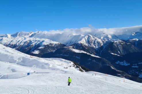 Skier on wide open and empty snow-covered ski slopes in the Aletsch Arena, Switzerland – Weather to ski – Snow report, 19 December 2025
