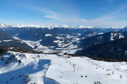 Blue skies and snowy panoramic mountain view over the ski slopes of Kronplatz – Weather to ski – Snow report, 13 January 2022