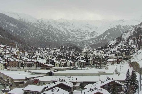 Fresh snow on the roofs of the buildings in the centre of Zermatt, Switzerland – Weather to ski – Snow report, 30 January 2026