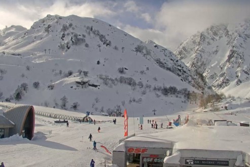 Snow-covered ski slopes, skiers and ESF meeting point in Piau Engaly in the French Pyrenees – Weather to ski – Snow report, 30 January 2026