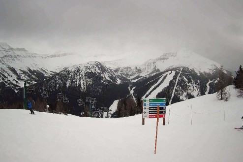 Cloudy skies over the snow-covered ski slopes in Lake Louise, Canada – Weather to ski – Today in the Alps, 30 January 2026