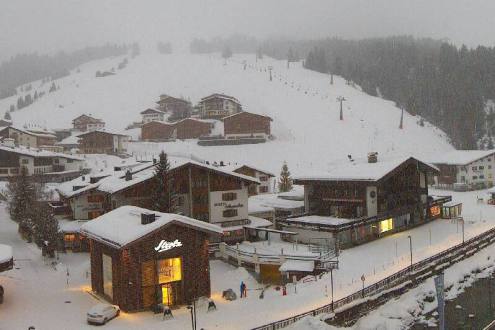 Snow falling in Lech, with view over the bottom of the ski slopes and village of Lech, Austria – Weather to ski – Snow report, 20 January 2022