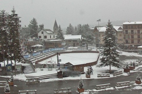 Snow falling over the centre of Auron in the southern French Alps – Weather to ski – Snow report, 22 January 2026