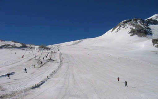 Skiers on the slopes on the glacier in Tignes, France - Weather to ski - Complete guide to summer skiing in the Alps, 2022
