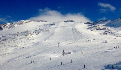 Skiers on slopes of the Mölltal glacier, Austria - Weather to ski - Complete guide to summer skiing in the Alps, 2022