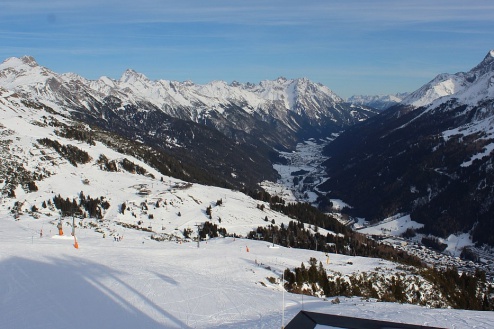 Blue skies over the snow-covered mountainside and valley in St Anton, Austria – Weather to ski – Snow report, 16 January 2026