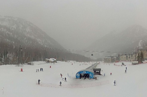 Snow falling above the ski slopes of Isola 2000 – Link to Weather to ski's full Snow report, 16 January 2026
