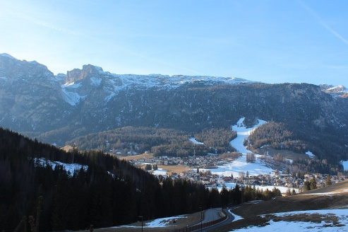 Panoramic view over the valley and mountainside in San Cassiano, Italy, with meagre snow cover for the time of year – Weather to ski – Snow report, 16 January 2026