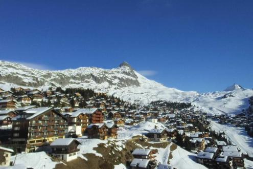 Blue skies over the village of Bettmeralp in the Aletsch Arena in Switzerland, with snow-covered mountains in the background – Weather to ski – Snow report, 28 January 2022
