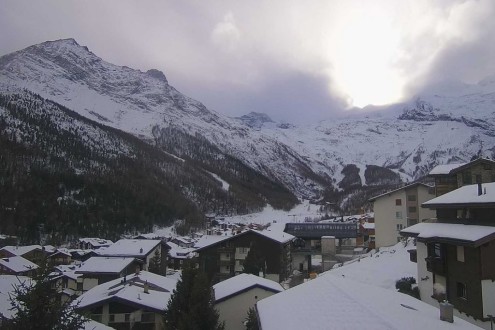 Cloudy skies over the ski resort of Saas-Fee, Switzerland – Weather to ski – Snow report, 16 January 2026