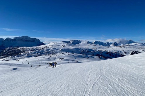 Perfect blue skies above the snow-covered ski slopes in Sunshine Village, Canada – Weather to ski – Snow report, 16 January 2026