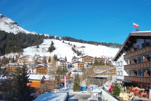 Blue skies over the resort centre in Lech, Austria – Weather to ski – Snow report, 26 December 2025