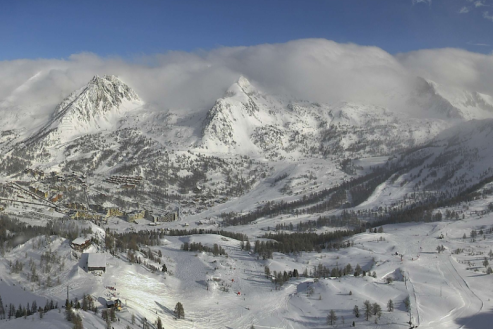 Cloud over the tops of the snow-covered mountains in Isola 2000, France – Weather to ski – Snow report, 26 December 2025