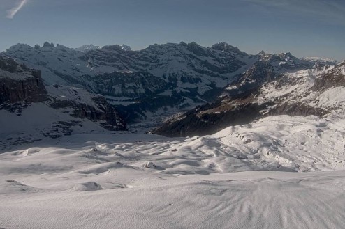 Blue skies over the snow-covered, high altitude slopes of Engelberg, Switzerland – Weather to ski – Snow report, 26 December 2025