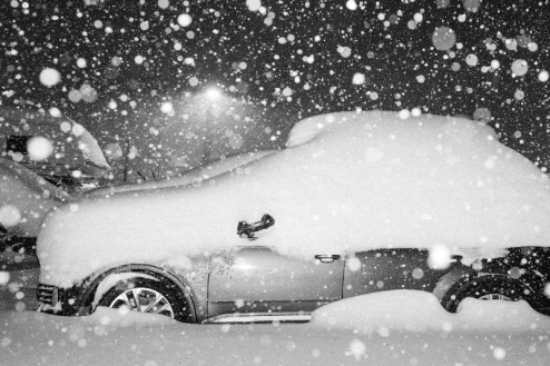 Snow falling over a snow-topped car in Mammoth, California, USA – Weather to ski – Snow report, 26 December 2025