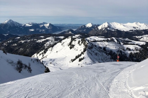 View of snow-covered piste in the Chamossière area of Morzine, France, with panoramic mountain scenery – Weather to ski – Half Term Snow report, 10 February 2022