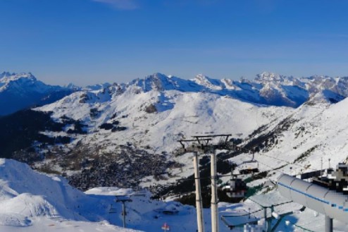 Chairlift and snow-covered ski slopes with panoramic mountain views in Verbier, Switzerland  – Weather to ski – Snow report, 12 December 2025