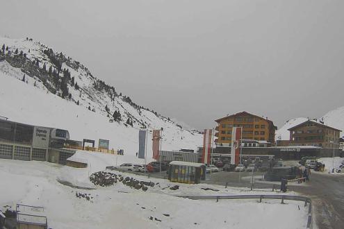 Snow covered slopes, lift station and buildings in Warth, Austria – Weather to ski – Snow forecast, 15 January 2023