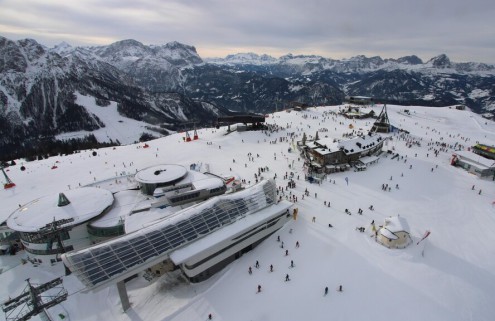 Birdseye view of the snow-covered Kronplatz ski area with panoramic mountain views – Weather to ski – Snow forecast, 15 January 2023