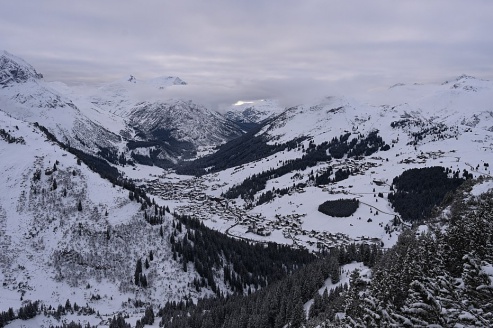 Cloudy skies over snow-covered mountains and valleys in Lech, Austria – Weather to ski – Snow report, 5 December 2025