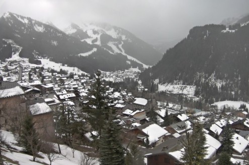 Cloudy view over the chalet-style buildings of the ski resort of Châtel, France – Weather to ski – Snow report, 17 February 2022