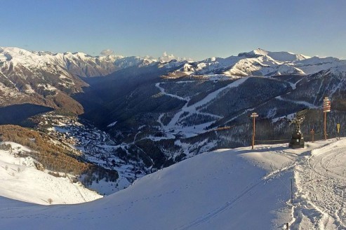 Blue skies over the snow-covered slopes of Auron, France – Weather to ski – Snow report, 5 December 2025