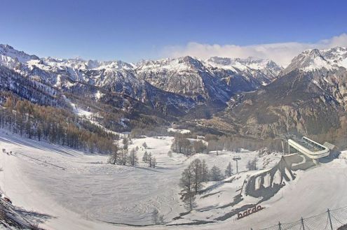 Panoramic view of valley in Bardonecchia in Italy with blue skies and snowy scenery – Weather to ski – Snow report, 17 February 2022