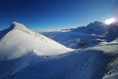 Blue skies over the snow-covered mountain peaks in Saas-Fee, Switzerland – Weather to ski – Snow report, 5 December 2025