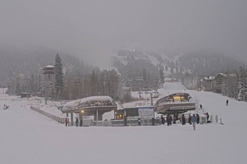 Cloudy skies over the snow-covered ski slopes in Jackson Hole, Wyoming – Weather to ski – Snow report, 5 December 2025