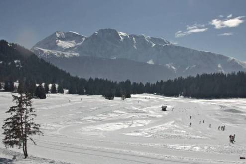 Snow-covered plateau with cross-country skiers and walkers in Chamrousse, France – Weather to ski – Snow report, 3 March 2022