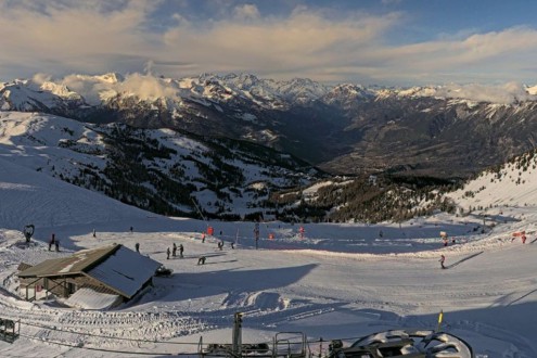 Bright but hazy skies above the snow-covered mountainside in Risoul, France – Weather to ski – Snow forecast, 6 December 2025