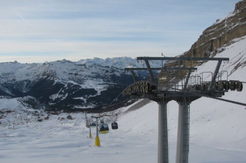 Ski lift and ski slopes with panoramic mountain views in Madonna di Campiglio, Italy – Weather to ski – Snow forecast, 6 December 2025