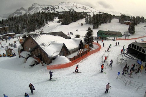 Birds eye view of lodges, ski lifts and skiers on snow-covered slopes in Banff-Lake Louise, Canada – Weather to ski – Snow report, 3 March 2022